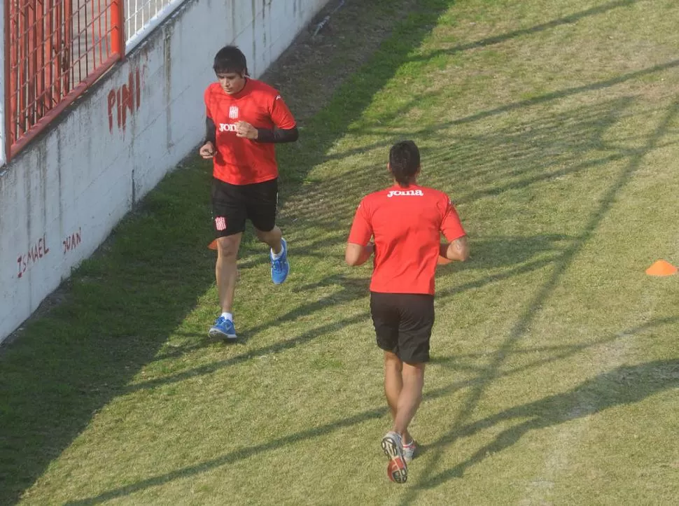 DE LA CASA. Miguel Fernández es uno de los siete tucumanos que saldrán al campo esta tarde para levantar a San Martín. 