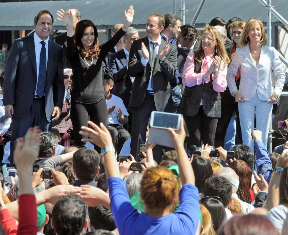 NUEVA IMAGEN. Cristina se muestra menos formal, aunque mantiene el luto, e informa de su gestión en Twitter. DYN