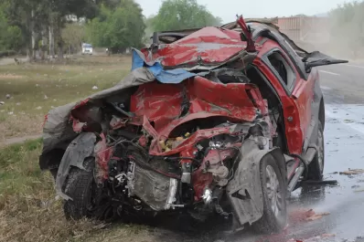 Hay cuatro muertos tras un choque entre una camioneta y una rastra cañera