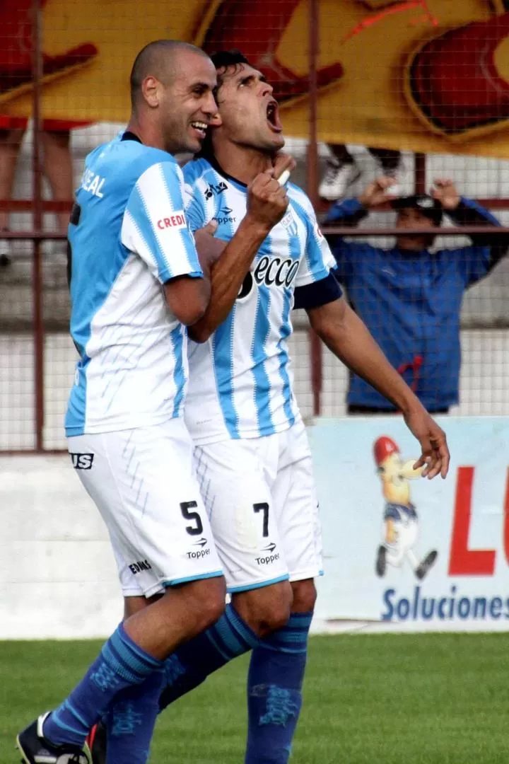 SEÑOR GOL. Julio Mozzo (5) abraza a un exultante Montiglio. El volante logró el empate de Atlético y anotó el gol 1.000. 