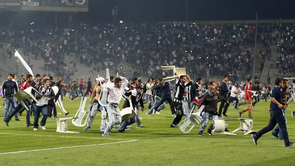 SIN PAZ. Violentos incidentes ocurrieron en el campo de juego. REUTERS