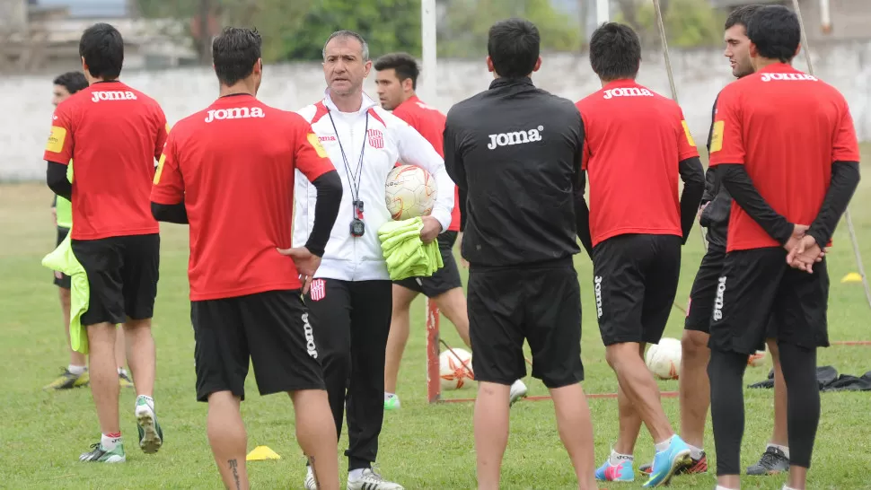 MANOS A LA OBRA. Juan Amador Sánchez dirigió hoy su primera práctica al frente del equipo de La Ciudadela. Con una presentación previa, a cargo del presidente Jorge Garber, el plantel de San Martín escuchó por primera vez al nuevo DT y luego trabajó bajo sus ordenes. FOTO HECTOR PERALTA / LA GACETA