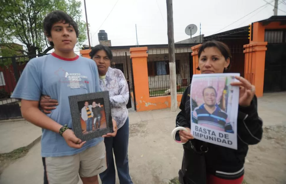 LA FAMILIA GUTIERREZ. Parientes del verdulero baleado exigieron justicia. LA GACETA / FOTO DE OSVALDO RIPOLL