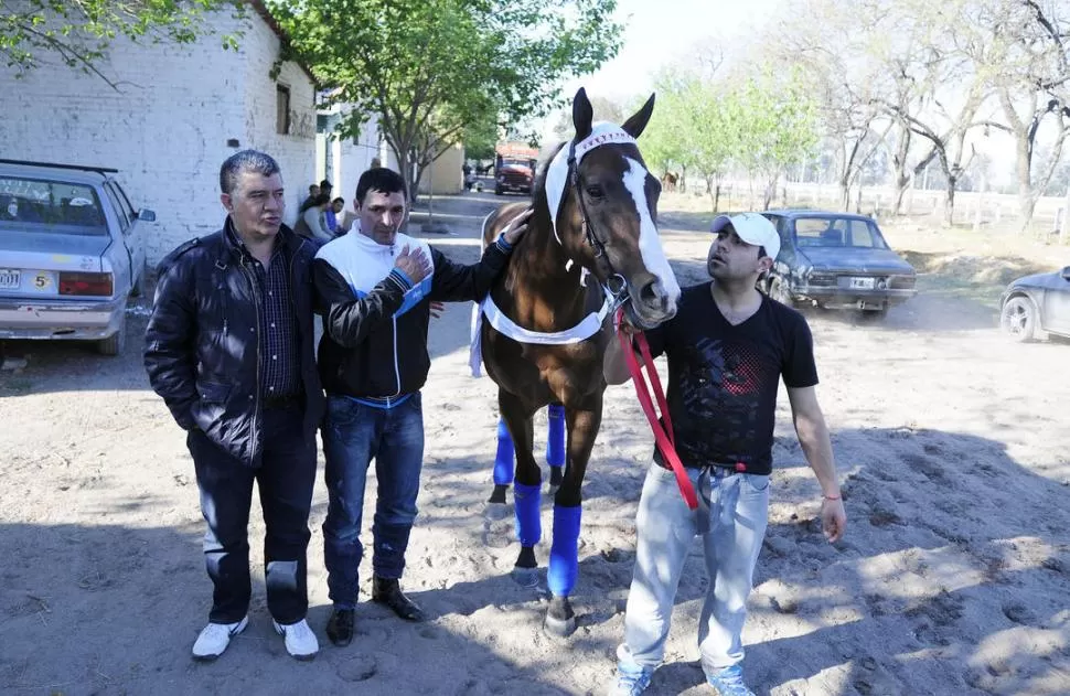 ESTÁ LISTO PARA SER PROTAGONISTA. El entrenador Carlos Meza Brunel (izquierda) confía en el zaino Blacky Halo para la exigente competencia de 2.200 metros. 