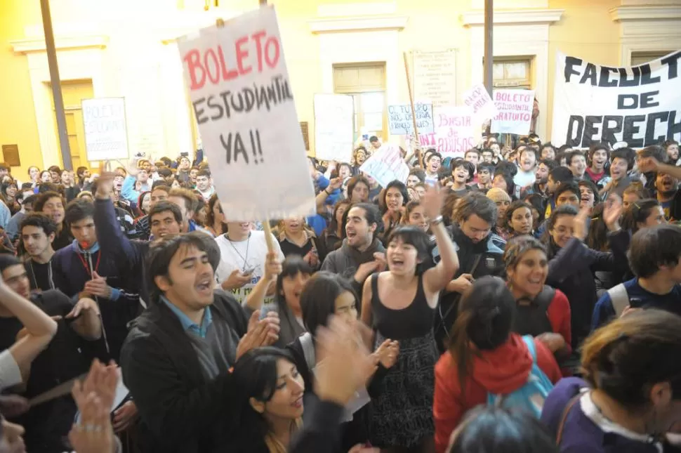 SIGUEN LAS ASAMBLEAS. Los estudiantes universitarios de todas las facultades marcharán hacia la Legislatura para pedir por el boleto estudiantil. LA GACETA / FOTO DE FRANCO VERA