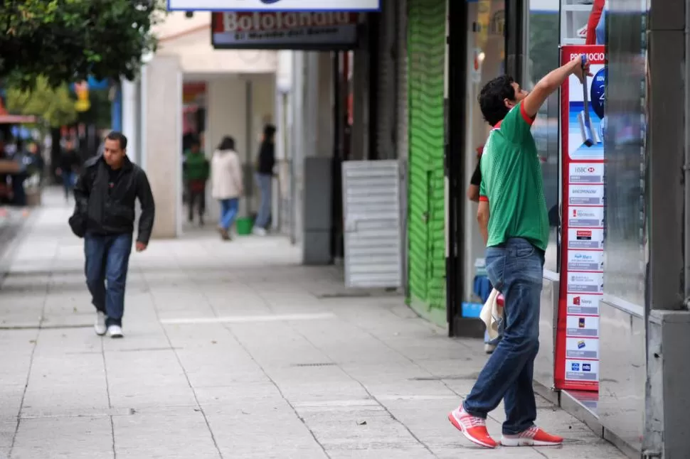 ¿CERRADOS? Los comerciantes podrán optar por abrir o no sus negocios. LA GACETA / FOTO DE INéS QUINTEROS ORIO (ARCHIVO)