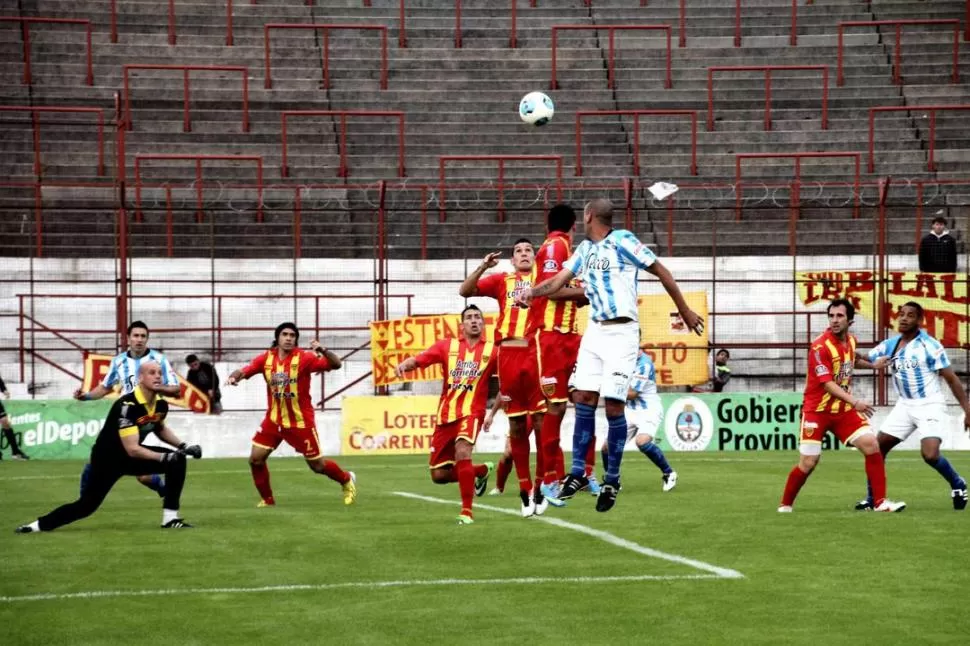 UN DESIERTO. Las tribunas de la cancha de Huracán de Corrientes, donde Boca Unidos hace de local hasta tanto termine las obras de su estadio, estuvieron casi vacías.  Apenas hubo 2.000 hinchas. 