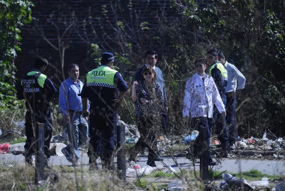 INSPECCIÓN. La fiscala Carrizo recorre el lugar en el que hallaron el cuerpo. LA GACETA  / FOTO DE ANALíA JARAMILLO 