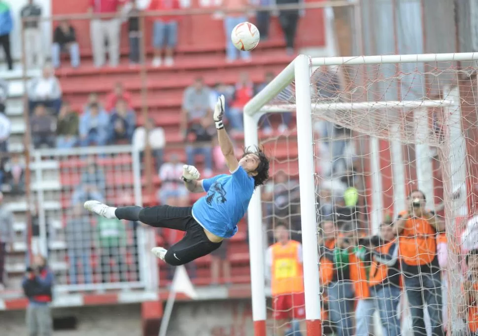 DEJENLO VOLAR. Carlos Giorgi, con una espectacular atajada, desvía el tiro libre de Albano Becica, en el final del encuentro. 