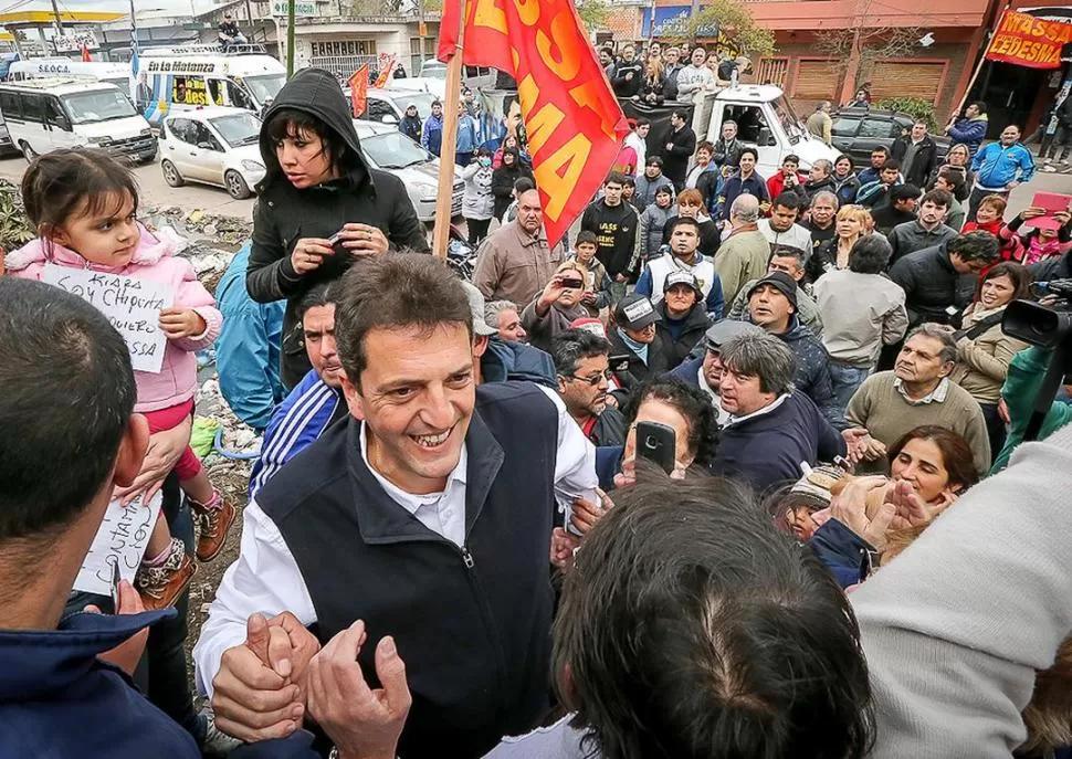 ANTES DEL CAOS. Massa recorrió Junín con su caravana, antes de los enfrentamientos en La Matanza. DYN