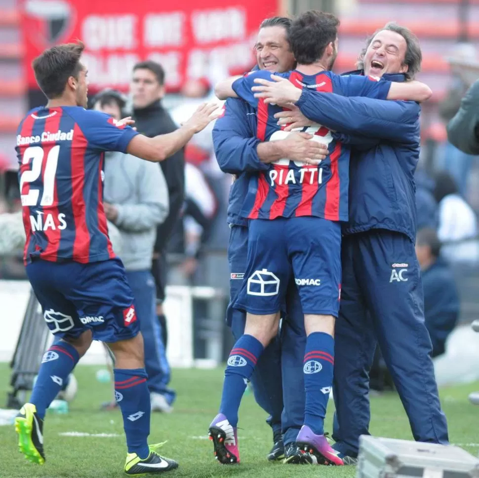 GRAN DESAHOGO. Ignacio Piatti se abraza con un colaborador de Pizzi. 