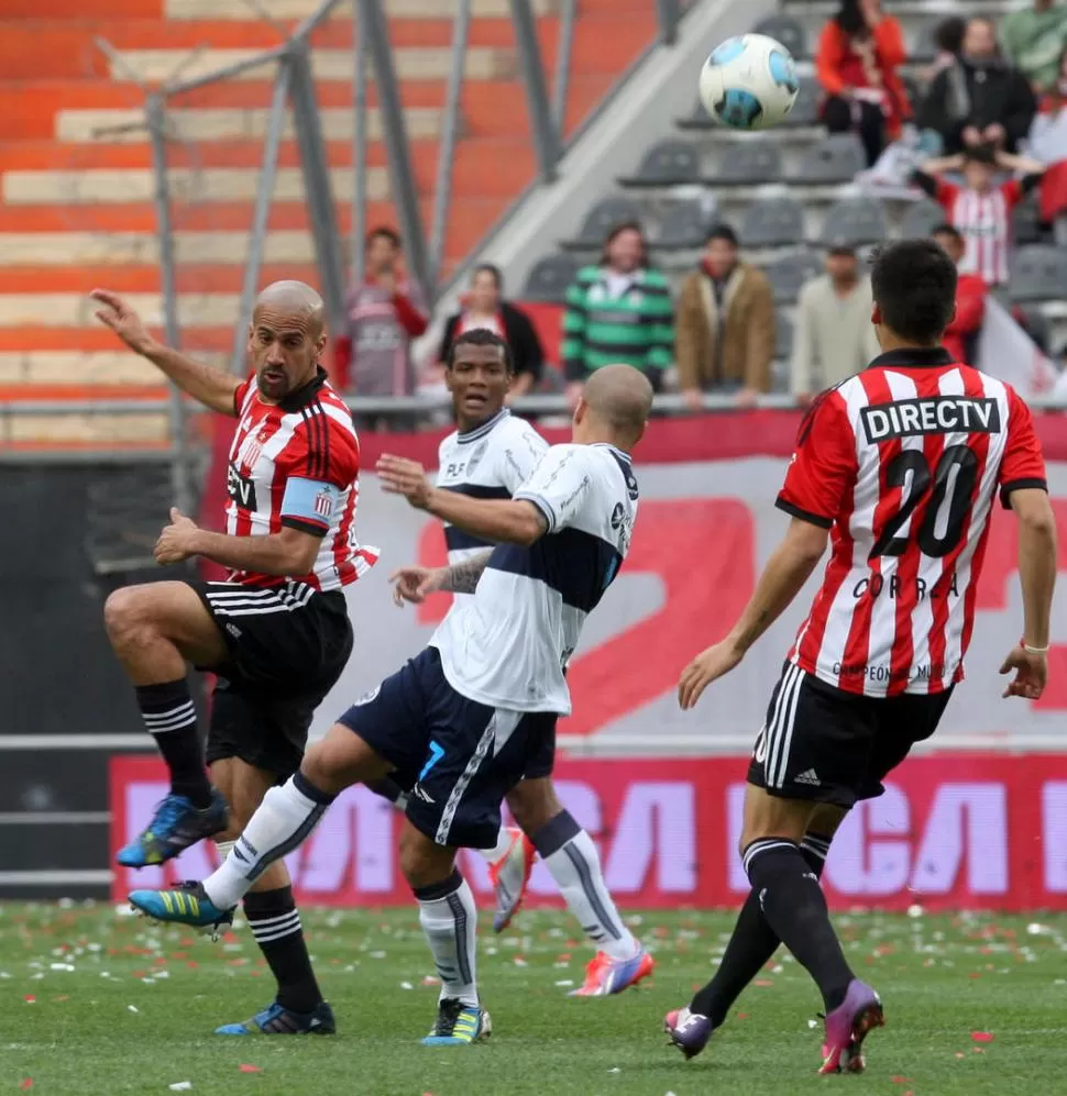 PÁLIDO REGRESO. Verón volvía a jugar un clásico pero se lesionó. 