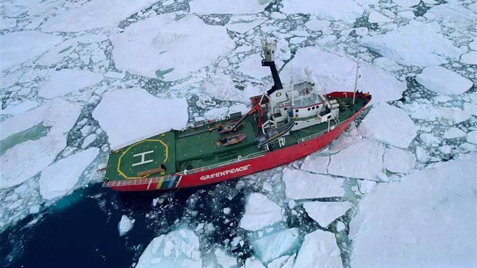 EN MISION. El barco con los ambientalistas protestaba contra la FOTO TOMADA DE TWITTER.COM/GREENPEACEARG