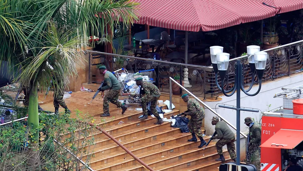 EN BUSCA DEL CONTROL. Se espera que en las próximas horas el presidente de Kenia se refiera a la situación en el centro comercial. REUTERS