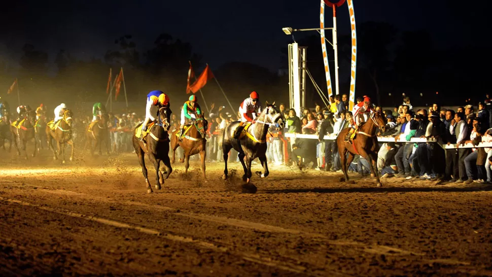 EL GANADOR. Es Corino (tercero desde la izquierda), la nueva estrella del Batalla de Tucumán. LA GACETA/ FOTO DE HÉCTOR PERALTA