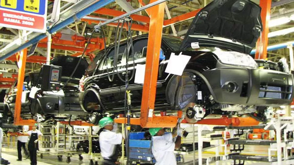 RETRACCIÓN. La fabricación de autos cayó el mes pasado. FOTO TOMADA DE IPROFESIONAL.COM