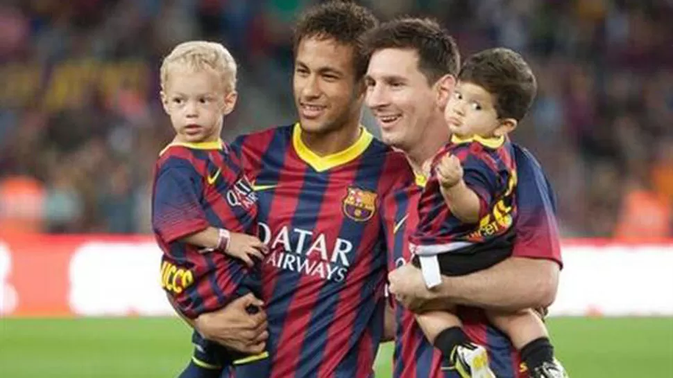 PADRES. Los fotógrafos se desesperaron por tomar imágenes de los cracks del Barcelona con sus hijos. FOTO TOMADA DE INFOBAE.COM