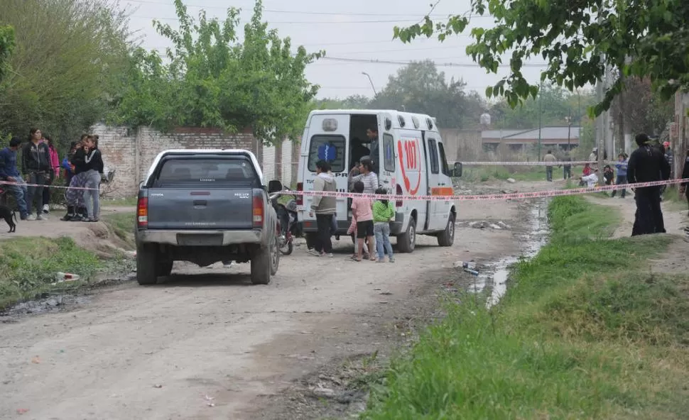 ASISTENCIA MÉDICA. Una ambulancia del servicio de emergencias acudió al lugar para atender a los familiares de los dos hermanos asesinados. LA GACETA / FOTOS DE ANTONIO FERRONI