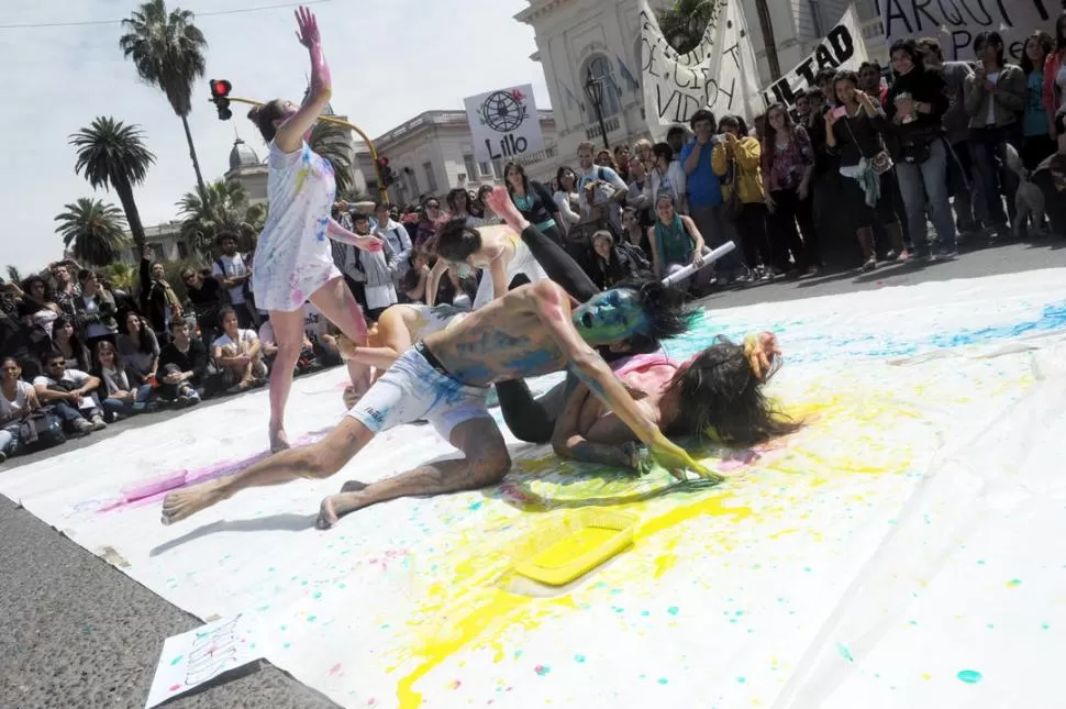 METÁFORA. Con una intervención, estudiantes convocaron a unir los distintos colores para conseguir los reclamos. LA GACETA / FOTO DE FRANCO VERA