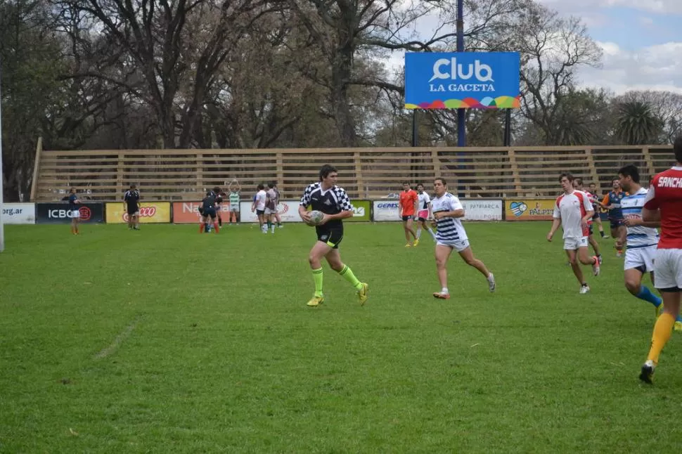 EN LA CALDERA. Lucas Barrera Oro y Matías Frías Silva durante la última práctica. Tucumán apunta a jugar bien y ganar. 