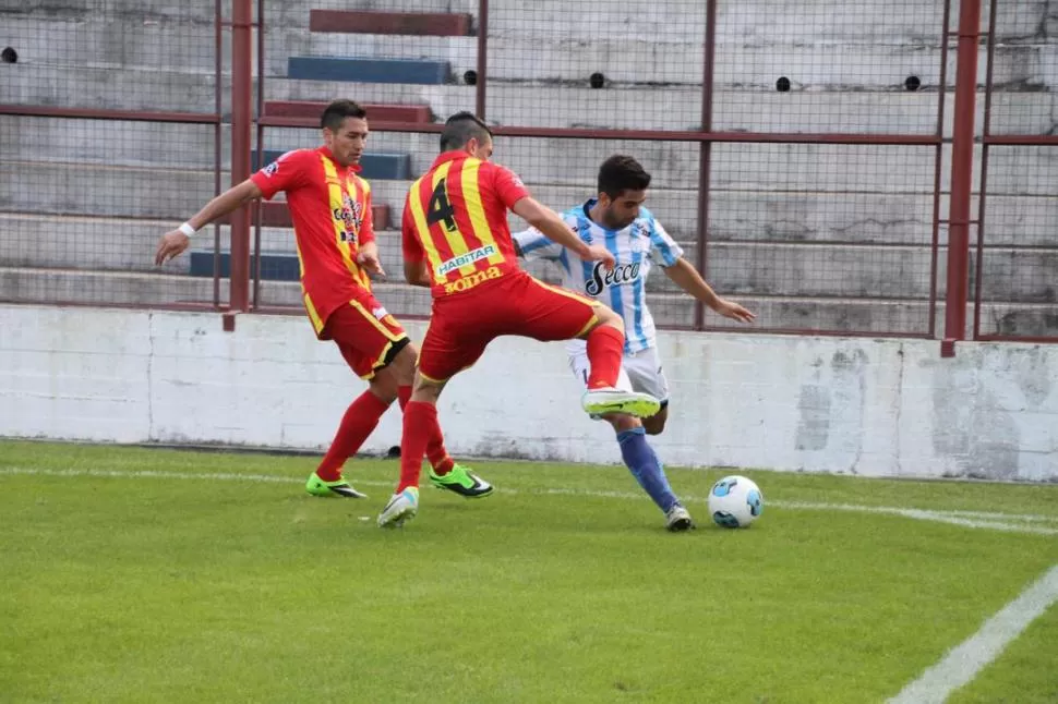 ESPACIOS CERRADOS. Contra Boca Unidos, Atlético no pudo hacerse del dominio del balón y eso le costó en ofensiva. FOTO DE GERMáN POMAR (ESPECIAL PARA LA GACETA)