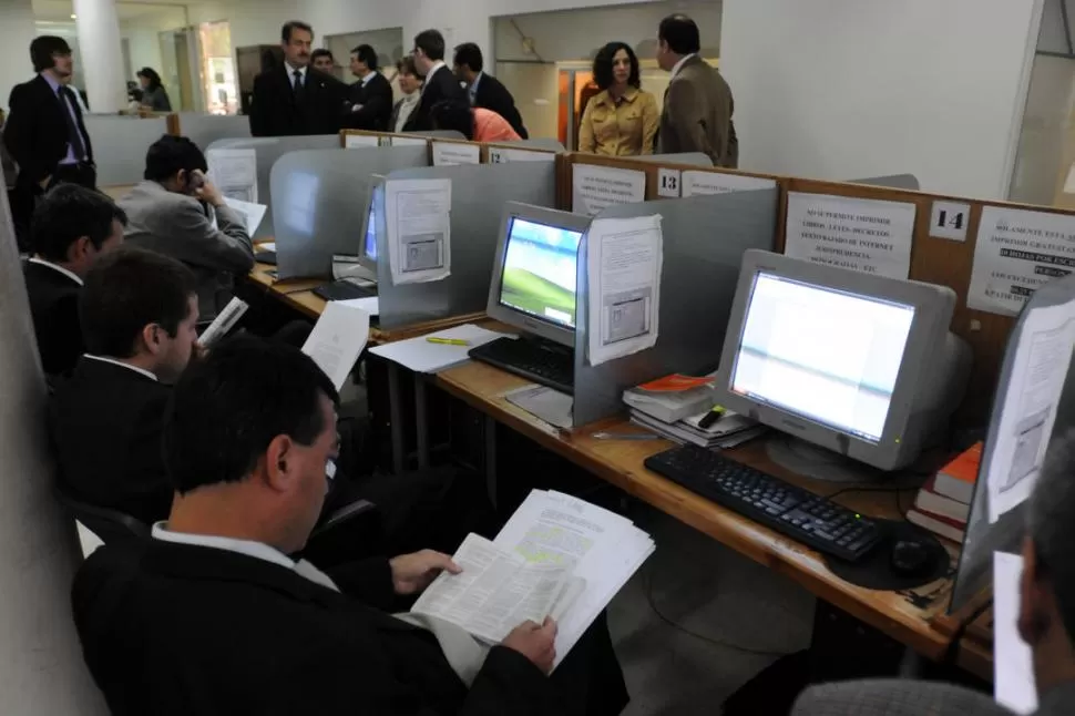 OPOSICIÓN. Aspirantes a vocal de la Cámara de Apelaciones ayer, en el Colegio de Abogados de la Capital. LA GACETA / FOTO DE INéS QUINTEROS ORIO