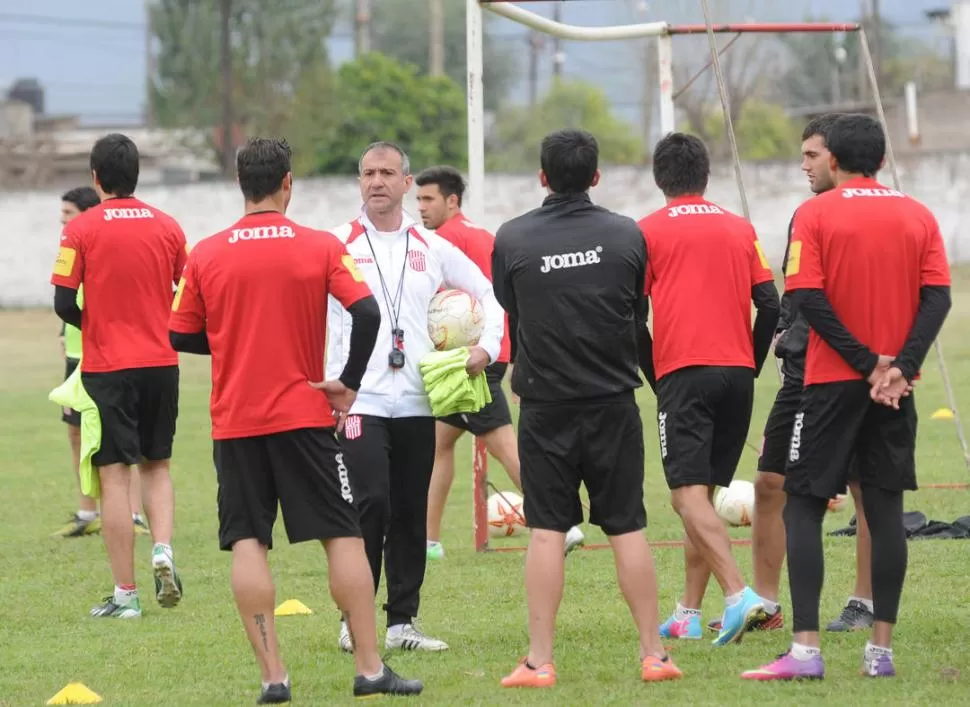 LA PRIMERA REPARTIJA. Sánchez entrega las pecheras para dirigir su primer entrenamiento luego de la presentación, 