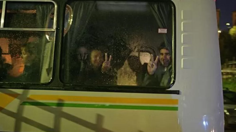 EN PROBLEMAS. Los activistas fueron trasladados en un colectivo al lugar en donde se encuentran detenidos. FOTO TOMADA DE GREENPEACE.COM