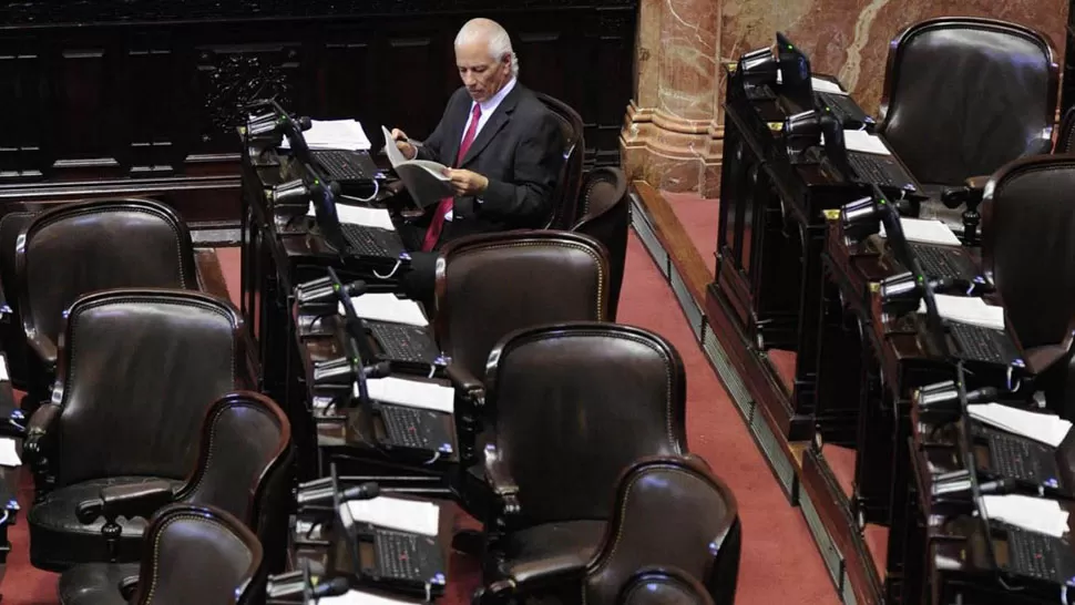 RENUNCIANTE. Rodolfo Fernández quedó solo luego de que el bloque de la UCR abandonara el recinto. FOTO TOMADA DE TN.COM.AR