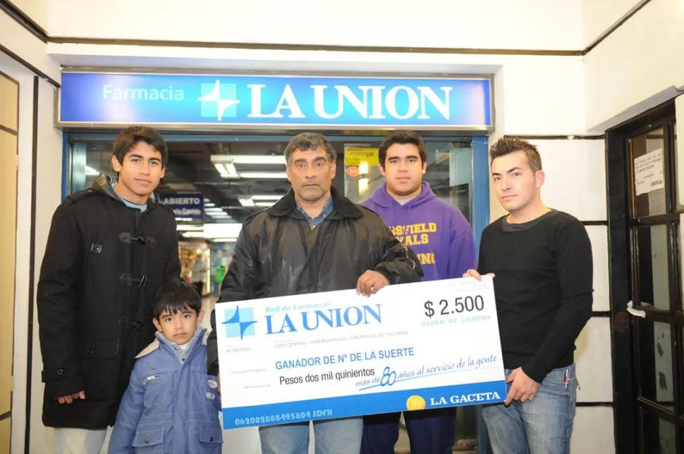 CON EL PREMIO. Pedro Páez ganó una orden de compra por $ 2.500 LA GACETA / FOTO DE HECTOR PERALTA