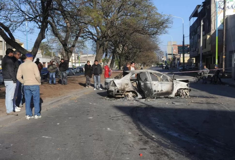 FURIA. Después del accidente, personas que no fueron identificadas (se ignora si eran vecinos o transeúntes) incendiaron el auto que conducía Lucas Jiménez.  LA GACETA / FOTO DE ANTONIO FERRONI 