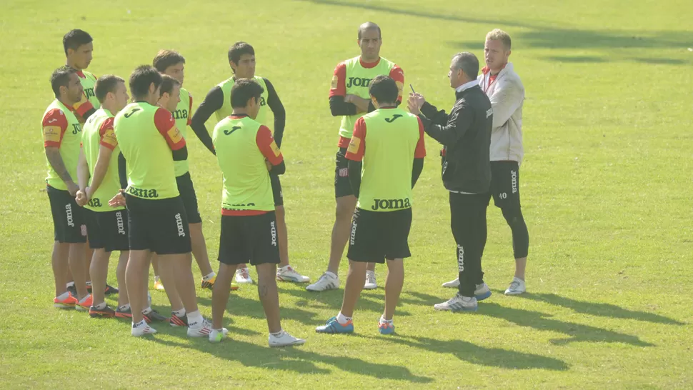 AJUSTES. El DT charló con los titulares en el centro del campo de juego de La Ciudadela, durante la práctica de esta mañana. LA GACETA / FRANCO VERA