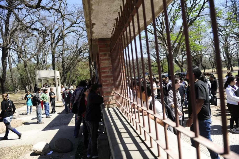 DIVIDIDOS. Paredes y rejas separan a los alumnos de Psicología que piden volver a las clases, de los estudiantes que mantienen ocupadas facultades. LA GACETA / FOTO DE JORGE OLMOS SGROSSO