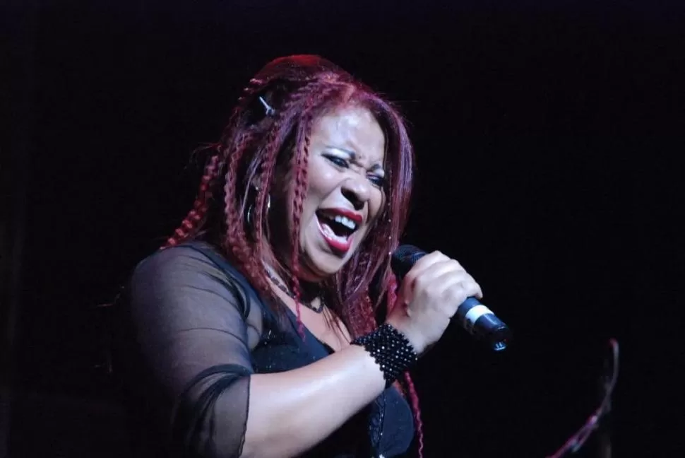 TEATRO SAN MARTÍN. A las 22. 53º Septiembre Musical. Deborah Dixon junto a la banda de Joe Almirón. 