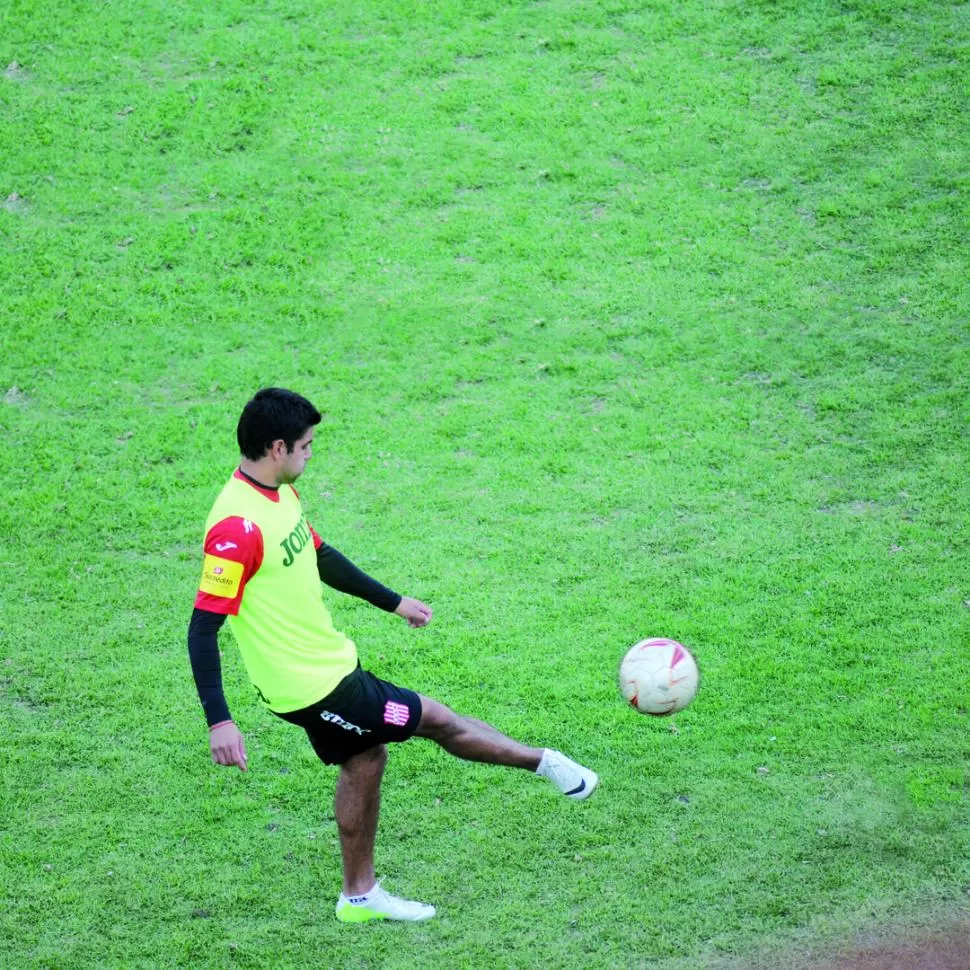 PUDO JUGAR. Omar Alfonso estuvo desde el comienzo en el partido contra los salteños y ahora espera tener continuidad para consolidarse en el equipo.  LA GACETA / FOTO DE INéS QUINTEROS ORIO (ARCHIVO)