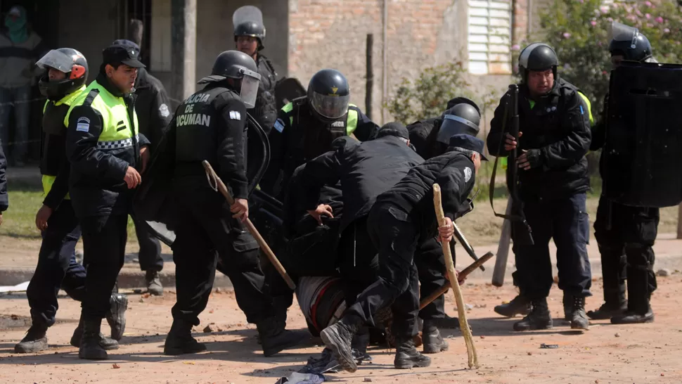 MAÑANA AGITADA. La tensión en San José arrancó ayer a las 7 y fue bajando los decibeles después del mediodía. ARCHIVO LA GACETA / FOTO DE INÉS QUINTEROS ORIO