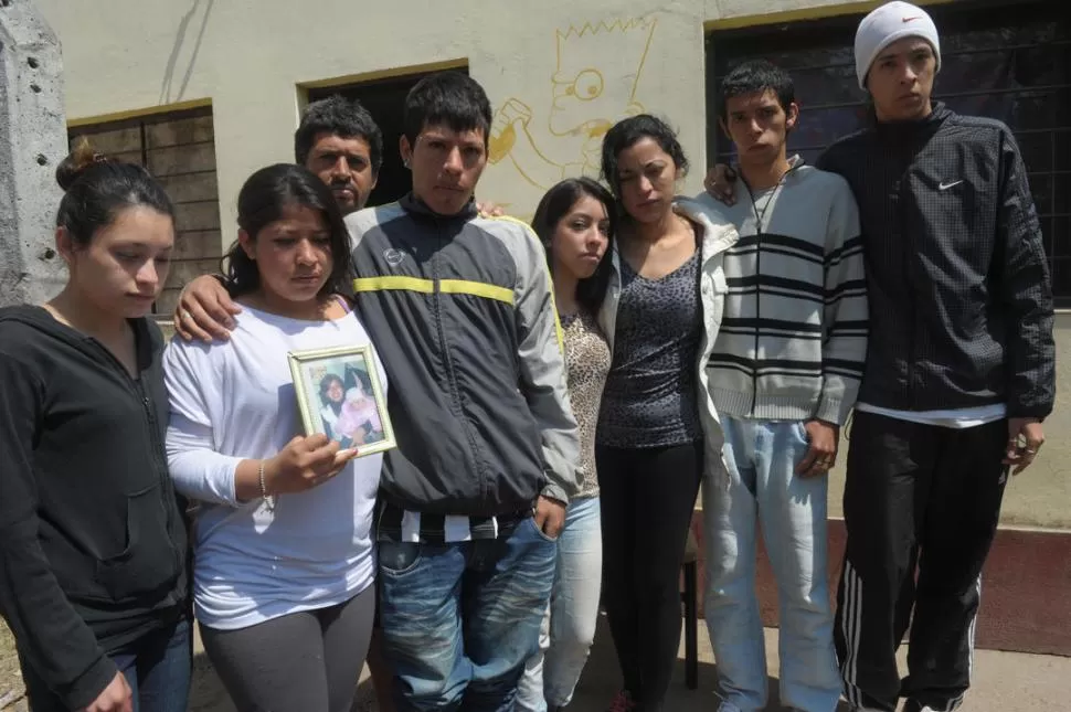 COMPUNGIDOS. Los hermanos de la joven que murió (abrazados al centro con una foto) contaron su versión acerca de cómo ocurrió el accidente.  LA GACETA / FOTO DE FRANCO VERA