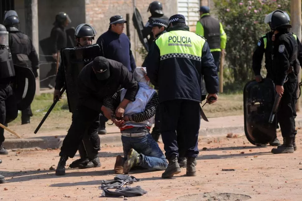 CORRIDAS. El enfrentamiento se extendió por la calle Batalla de Tucumán. 