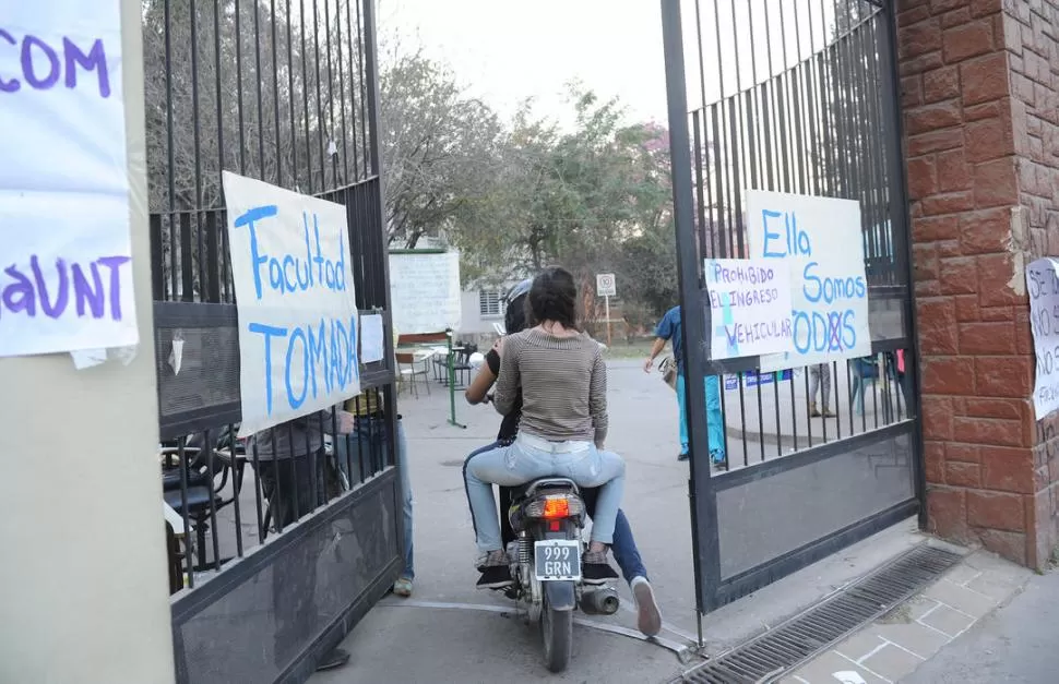 MÁS DE UNA SEMANA. En Filosofía se votó persistir con la toma hasta el lunes de la semana que viene, al menos. LA GAVETA / FOTO DE HECTOR PERALTA