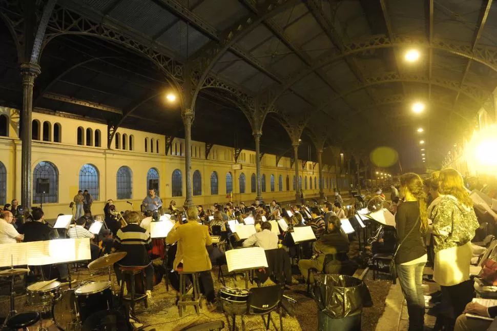 PRUEBAS. Mientras los artistas ensayaban se iba armando el escenario. LA GACETA / FOTO DE HECTOR PERALTA
