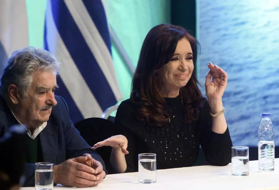 DIFERENTES ESTADOS. Mujica estuvo serio en el recorrido al catamarán y durante el acto en Puerto Madero. Todo lo contrario que mostró Cristina. DYN