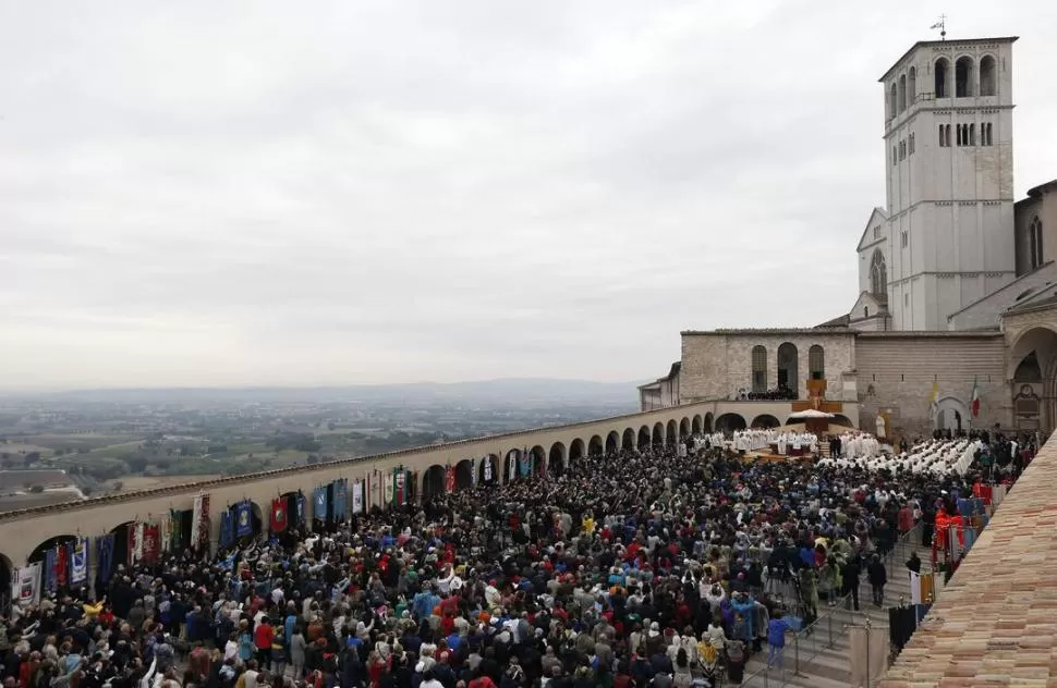 PASIÓN POPULAR. El Papa abandona la basílica de San Francisco y saluda a la multitud que lo aclama. REUTERS