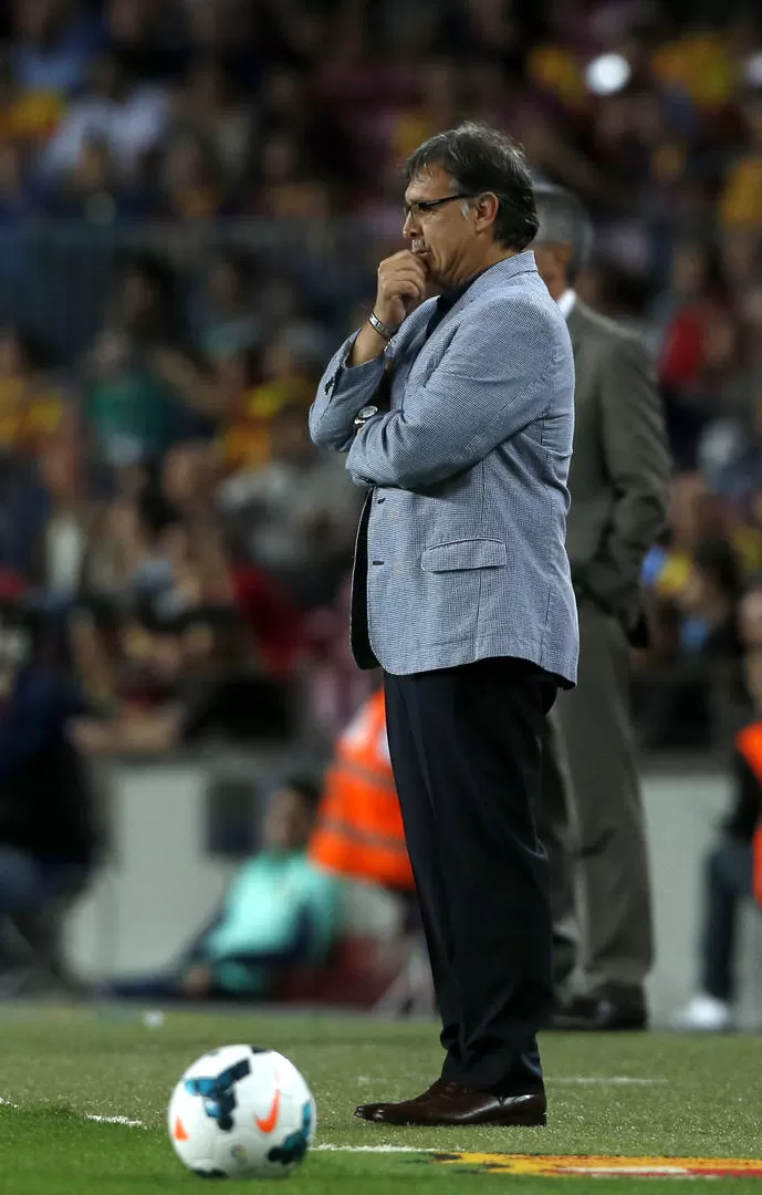 CONCENTRADO 100% . Gerardo Martino no pierde la calma. Tranquilo logra marcas históricas de Barcelona y toda España. 