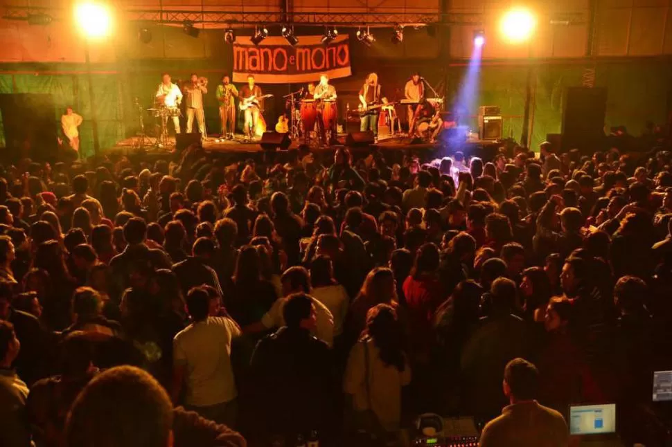 MULTITUD EN EL ESCENARIO. Con sus ritmos afroamericanos, Mano e mono garantiza fiesta donde toque. LA GACETA / ARCHIVO