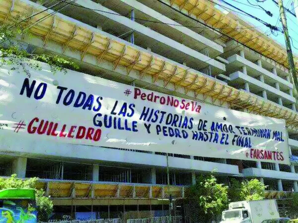 GIGANTESCO. El cartel está colgado frente a Pol-ka, la productora de la serie. FOTO: TWITTER