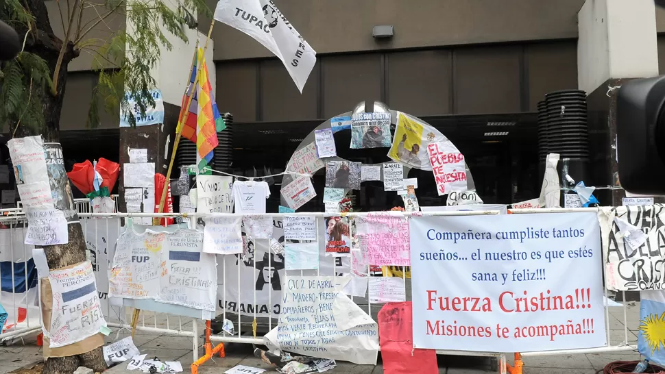 RESPALDO. Las muestras de cariño hacia la presidenta colman el hospital de la Fundación Favaloro. TELAM