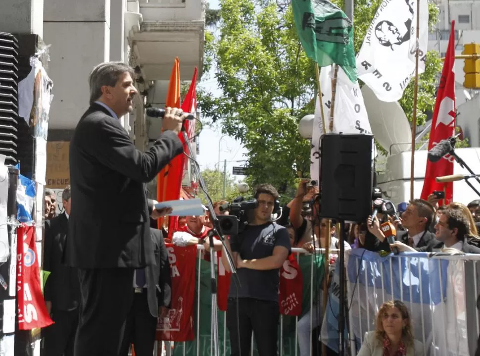 VOZ OFICIAL. Scoccimarro leyó el parte médico ante la algarabía de los militantes y bajo la mirada de la prensa. DYN