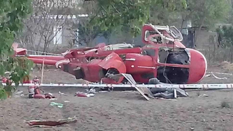 IMPRESIONANTE. Así quedó el helicóptero en el que viajaba Gioja tras precipitarse. FOTO DYN