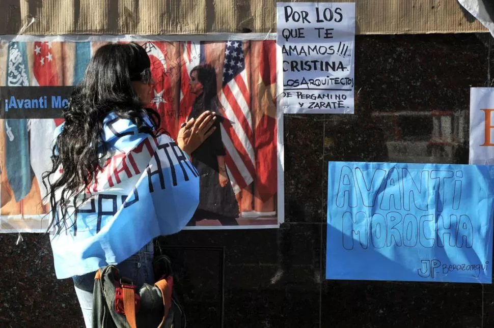 APOYO. Durante la internación de Cristina, la gente le demostró su afecto. TELAM