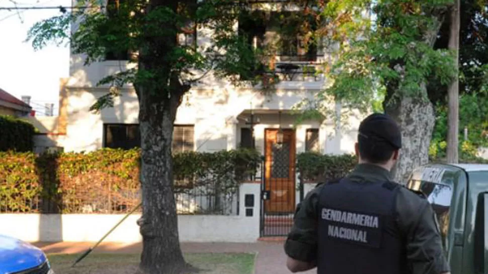 INVESTIGACIÓN. Un grupo de motociclistas con los rostros cubiertos dispararon contra la casa de gobernador. FOTO TOMADA DE LACAPITALCOM.AR